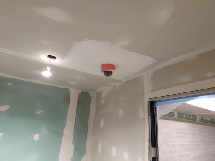 Cámara domo de videovigilancia instalada por IAFIDI