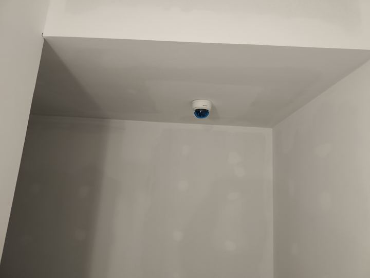 Cámara domo de videovigilancia instalada por IAFIDI