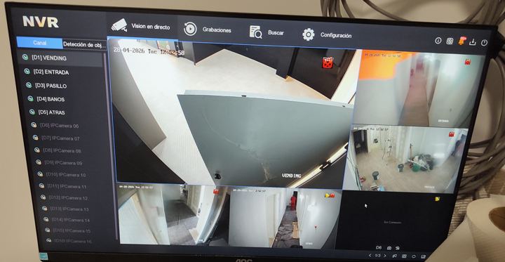 Grabador de videovigilancia instalado por IAFIDI mostrando las cámaras de un edificio